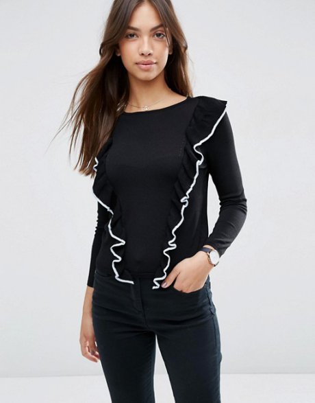 mujer vestida con camisa negra con volantes