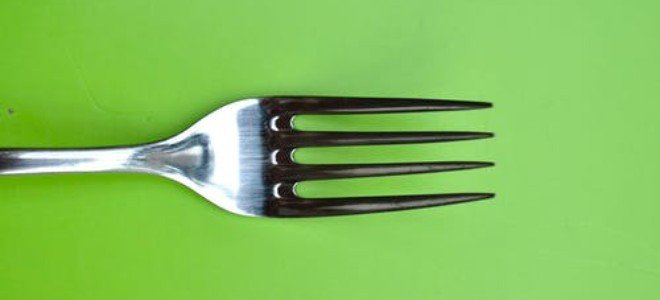 horquilla de acero sobre un fondo verde