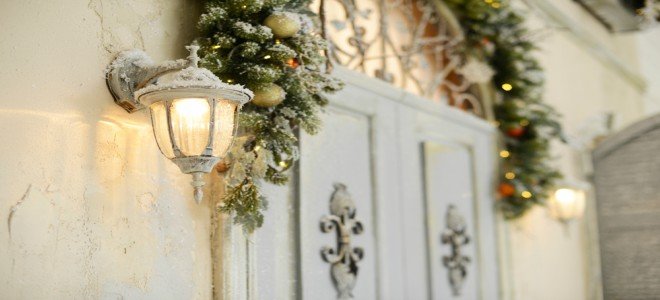 Una guirnalda de Navidad sobre la puerta de entrada de una casa. 