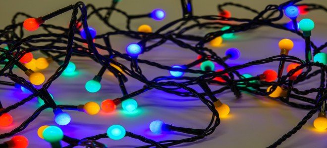 Cordones enredados de luces navideñas.