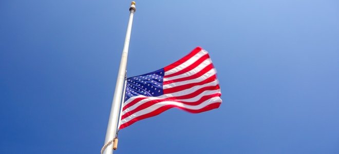 bandera americana a media asta