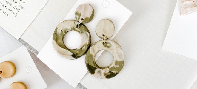 pendientes de arcilla sobre cartulina