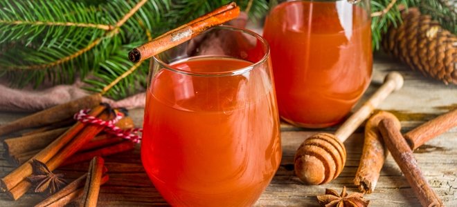 Bebidas de canela con hojas de pino y una barra de miel.