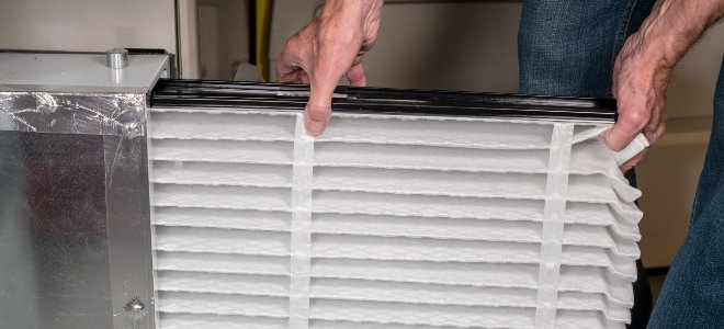 manos sosteniendo un filtro de horno limpio