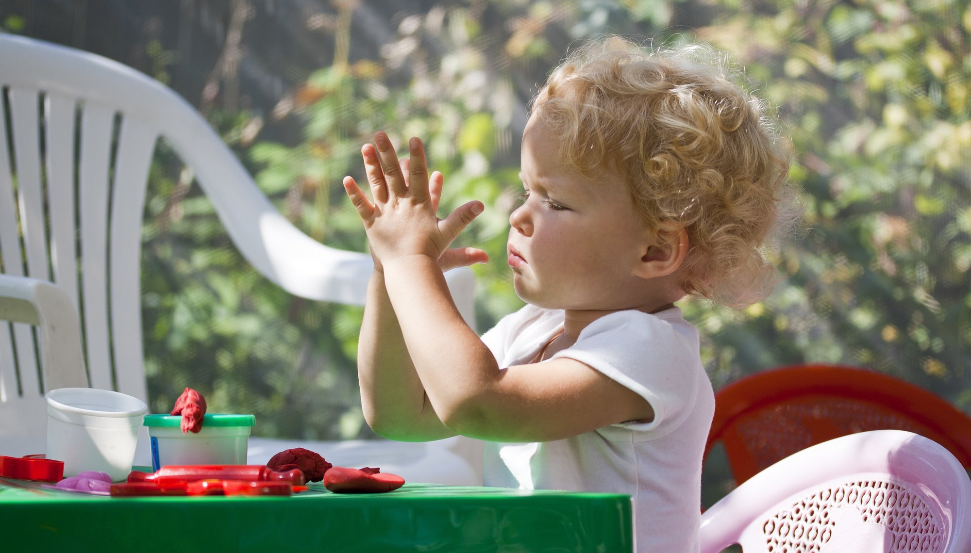 Un niño juega con Playdough.