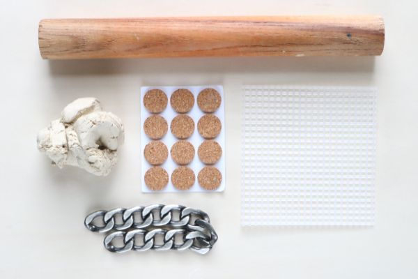 Una agrupación de suministros para posavasos. 