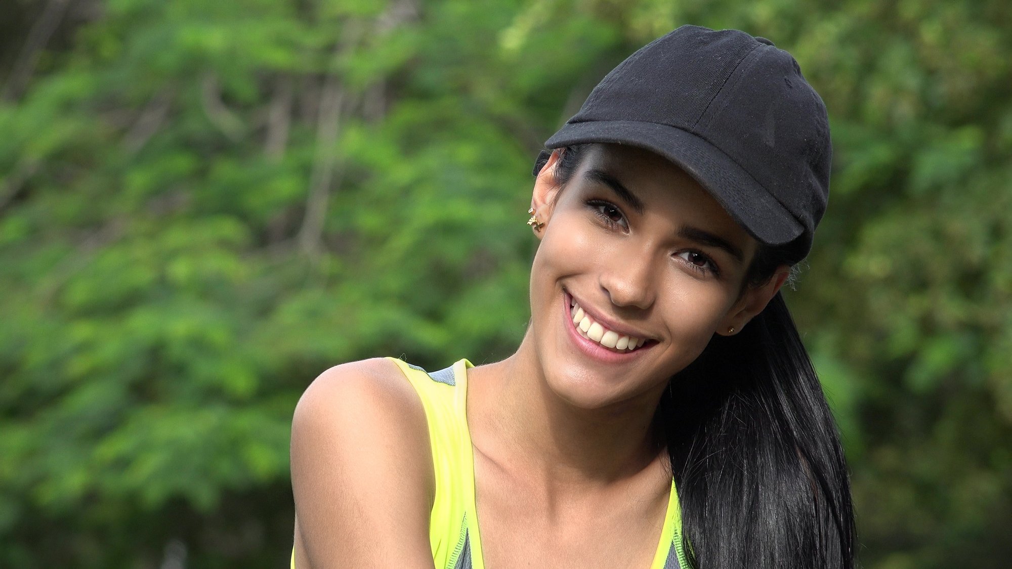 Una mujer lleva una gorra de béisbol.