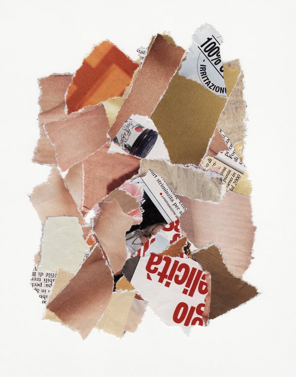 Un montón de cuadrados de papel rasgados en diferentes colores y patrones.