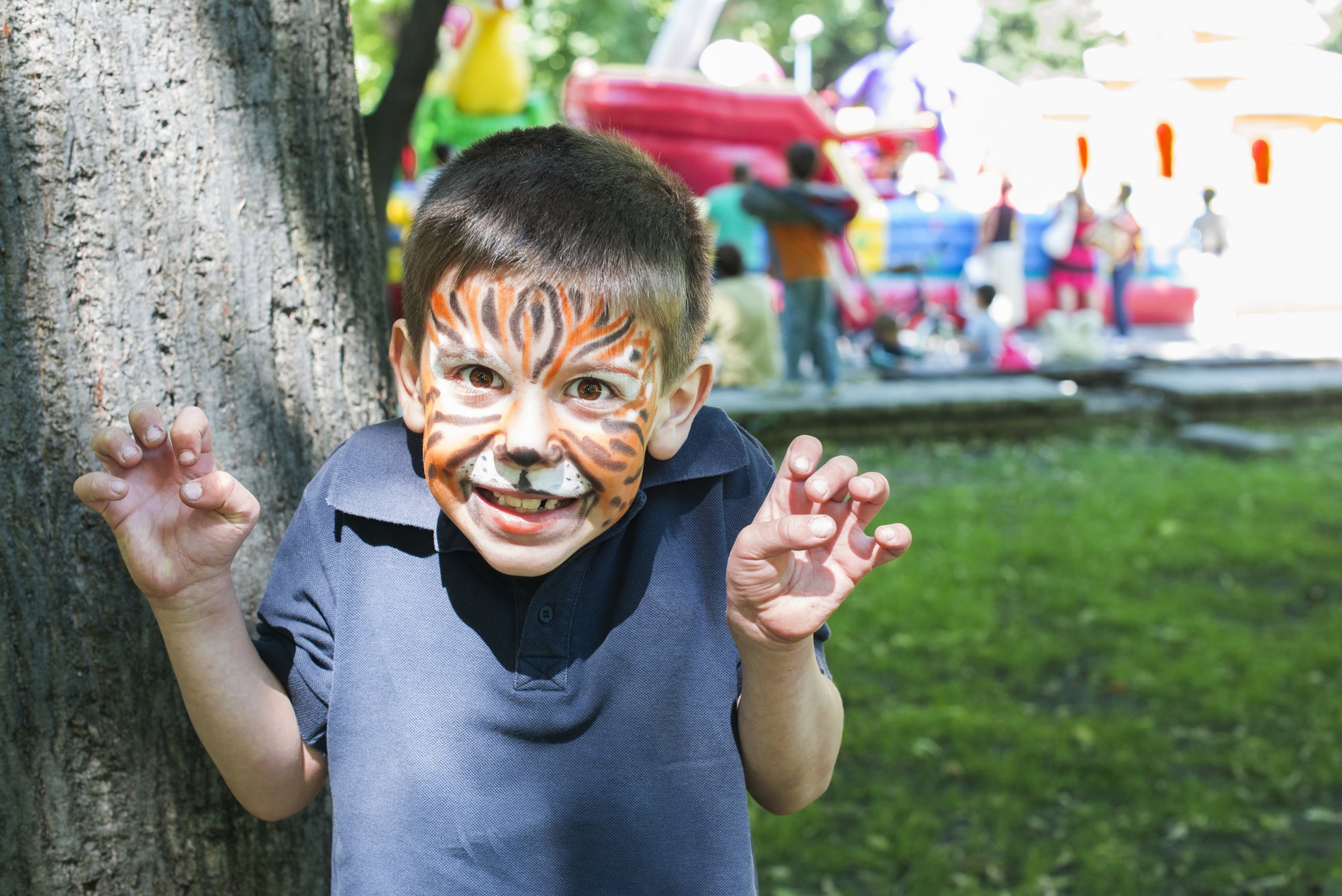 Un niño con pintura facial.