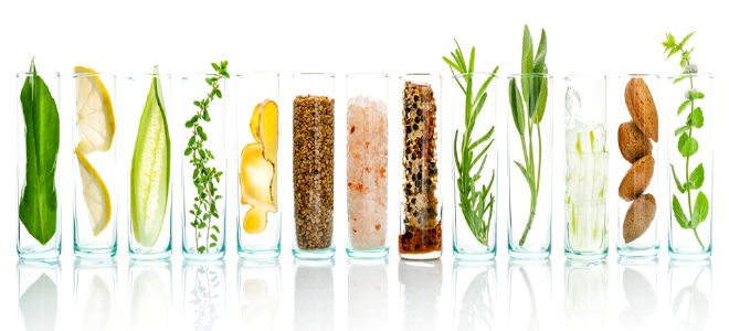 Frascos llenos de hierbas, frutas y semillas.