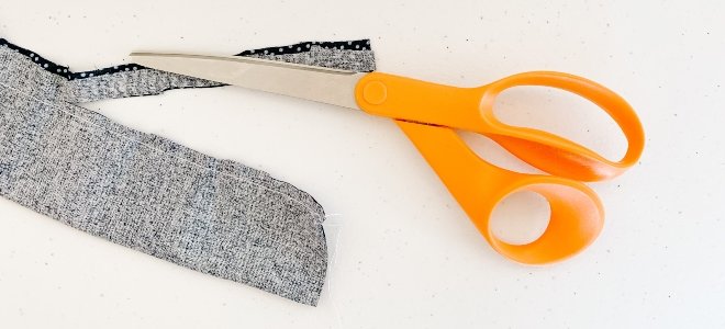 tijeras junto a un scrunchy casero