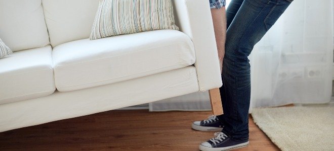 persona moviendo el sofá