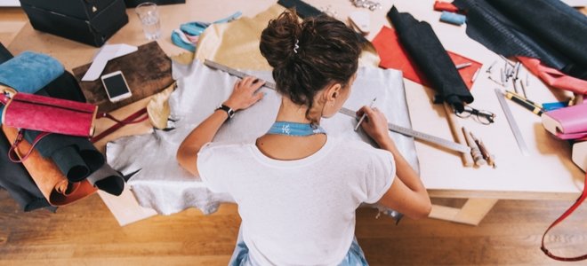 mujer rodeada de suministros de artesanía