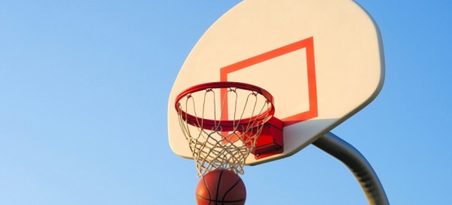 Cómo instalar un aro de baloncesto (en un poste)