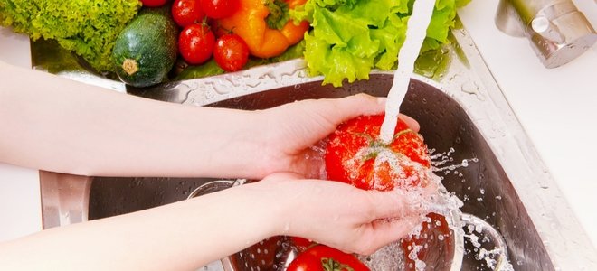 lavando verduras en el fregadero