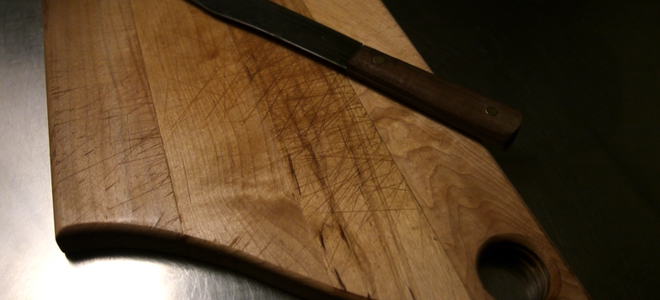 Cómo limpiar, quitar manchas, desinfectar y almacenar su tabla de cortar