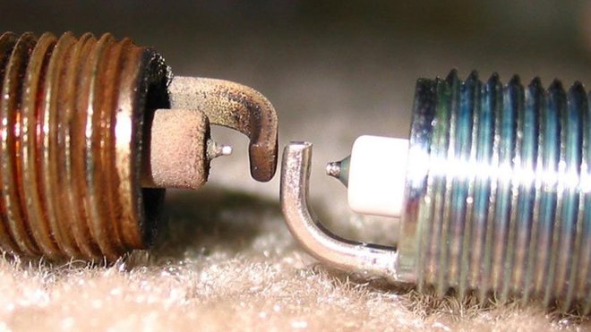 dos bujías, una oxidada y otra nueva