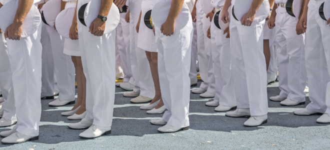 Cómo planchar blancos de vestido azul marino