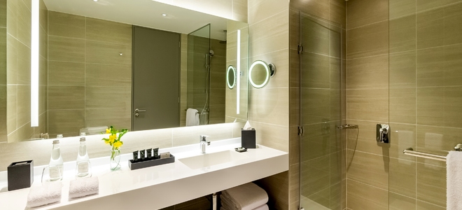 Cómo prevenir el moho en paredes y techos de baños