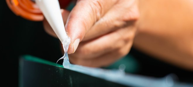 aplicador de superglue tocando los dedos