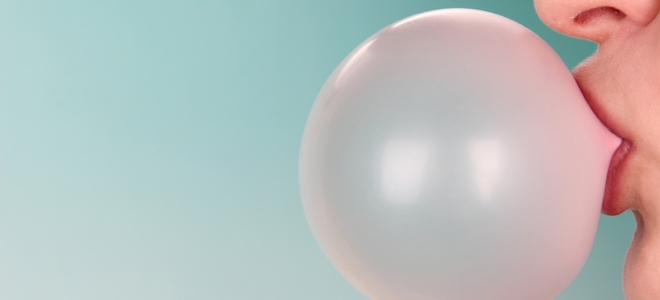 Cómo quitar chicle en el exterior de un automóvil