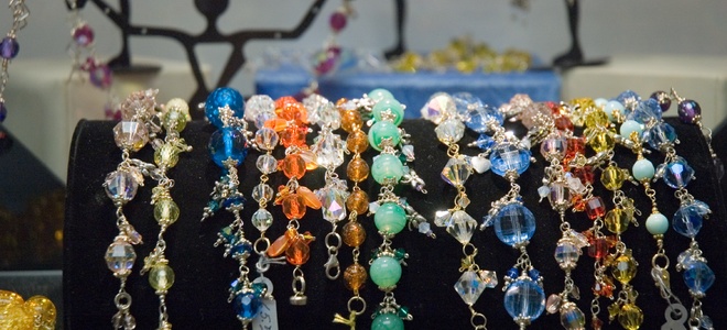 Cómo quitar el deslustre de latón de las joyas