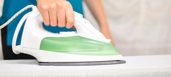 sesión Bloquear intersección Cómo quitar el plástico derretido de una plancha de ropa – La Neta Neta