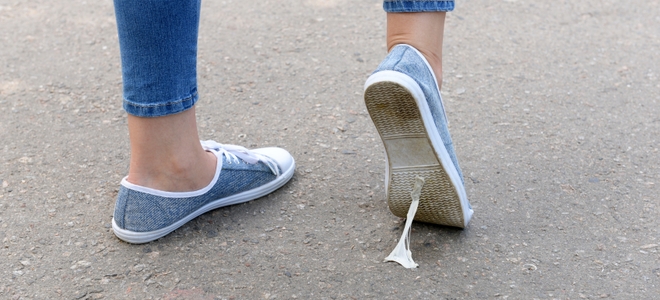 Cómo quitar la goma de mascar de los zapatos
