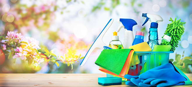 Balde de productos de limpieza con ventana en el fondo