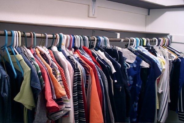 armario lleno de ropa tendida