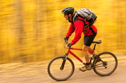 persona en bicicleta de montaña