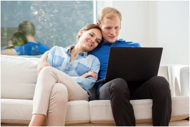 pareja viendo laptop