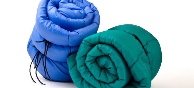 Cómo reemplazar las plumas en un saco de dormir de plumas