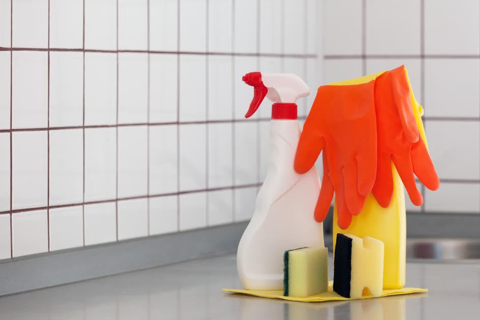 Una colección de artículos de limpieza. 