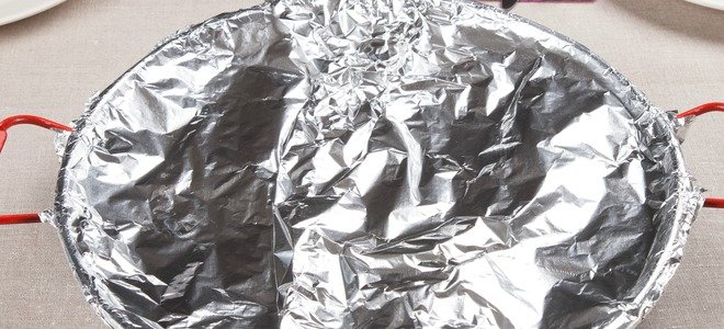 Un recipiente de comida cubierto con papel de aluminio.