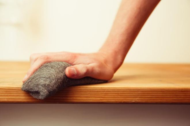 mano sosteniendo un paquete de lana de acero