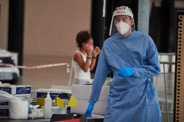 Técnicos sanitarios realizan pruebas PCR de detección del Covid-19.