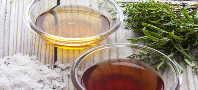 Dos pequeños cuencos de vidrio con vinagre.