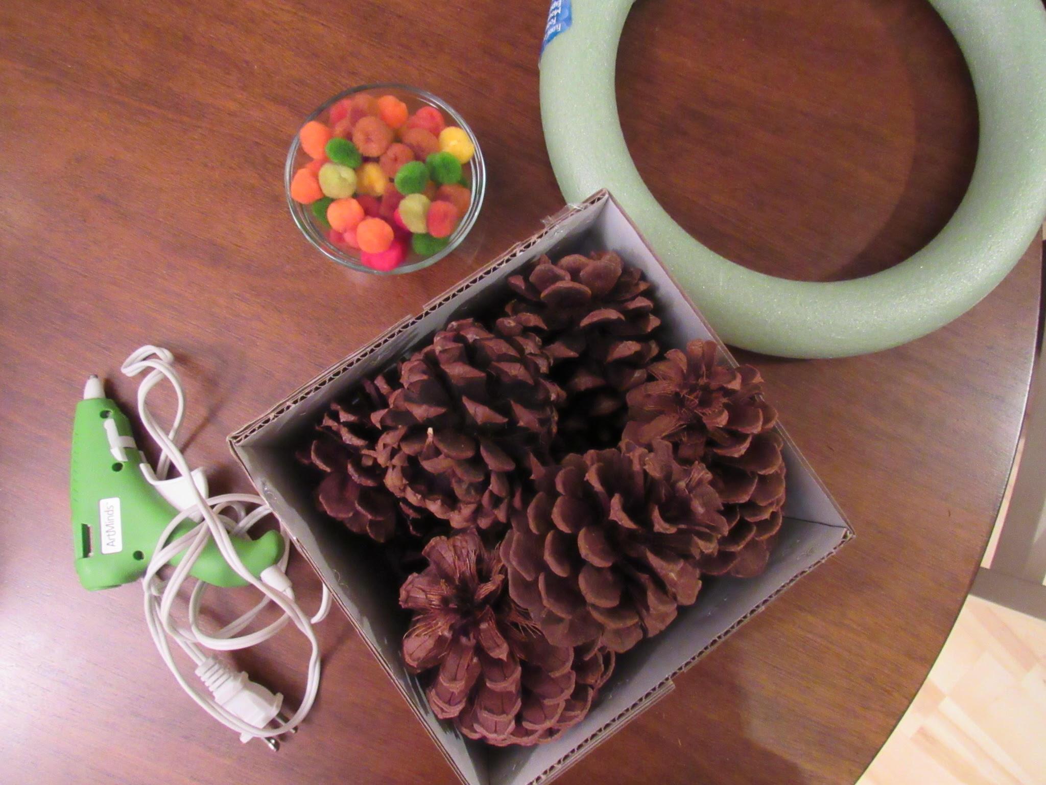 Suministros de corona de cono de pino.