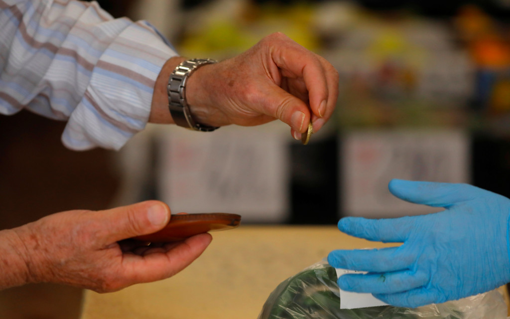 Coronavirus puede durar 28 días en cristal y monedas: Estudio