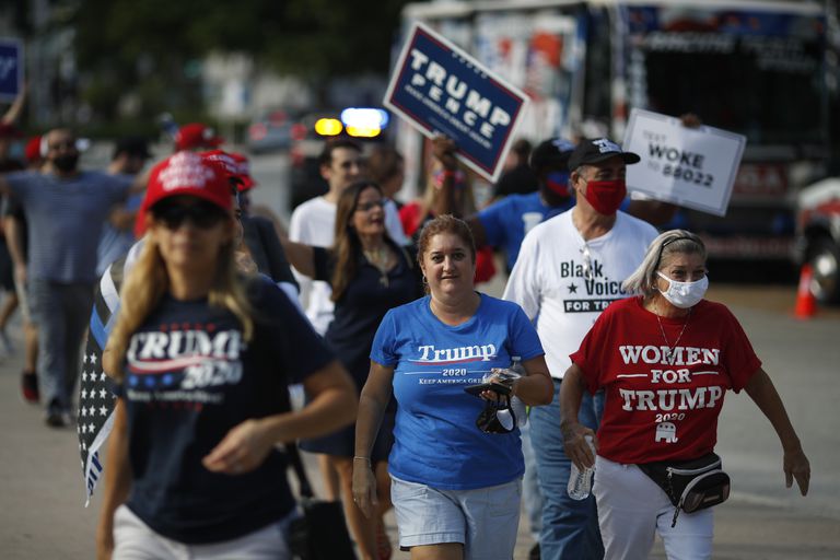 Partidarios de Donald Trump llegan para un evento de campaña, en Miami, este martes.