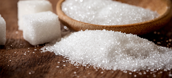 montones de azúcar junto a terrones de azúcar