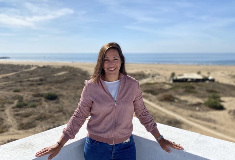 Teresa posa en la azotea del apartamento que ha comprado con su mujer en Punta Umbría, donde se ha instalado tras dejar Madrid a consecuencia de la pandemia.