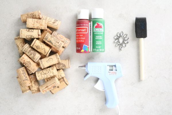 Suministros para el proyecto incluidos tapones y pintura.