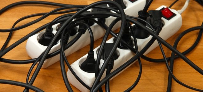 regletas de enchufes sobrecargadas