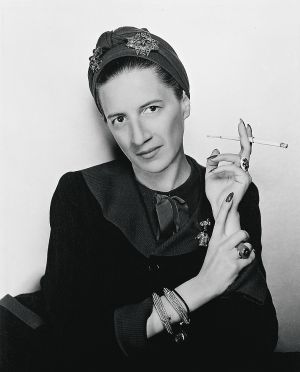 Pelo negro recogido, uñas rojas y un cigarrillo eran sus señas de identidad.