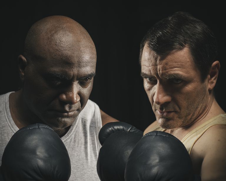 Armando Buika (izquierda) y Alex Brendemühl como los boxeadores Johnson y Jeffries.