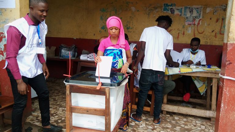 Una mujer introduce su voto en un colegio electoral de Conakri el 18 de octubre de 2020.
