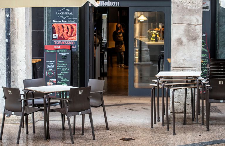 Una terraza sin clientes en Burgos, ciudad que ha decidido su cierre perimetral ante el aumento de infecciones.