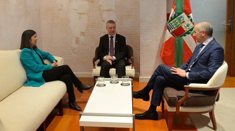 La ministra Carolina Darias y el consejero Josu Erkoreka en una recepción con el lehendakari, Iñigo Urkullu.